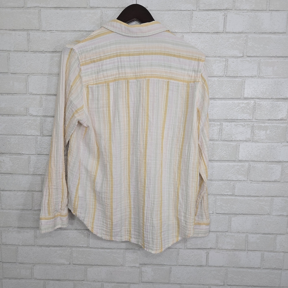 Universal Thread button down top - Picture 13 of 13